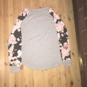 M Women’s Gray Long Sleeve w Flower Pattern Sleeve